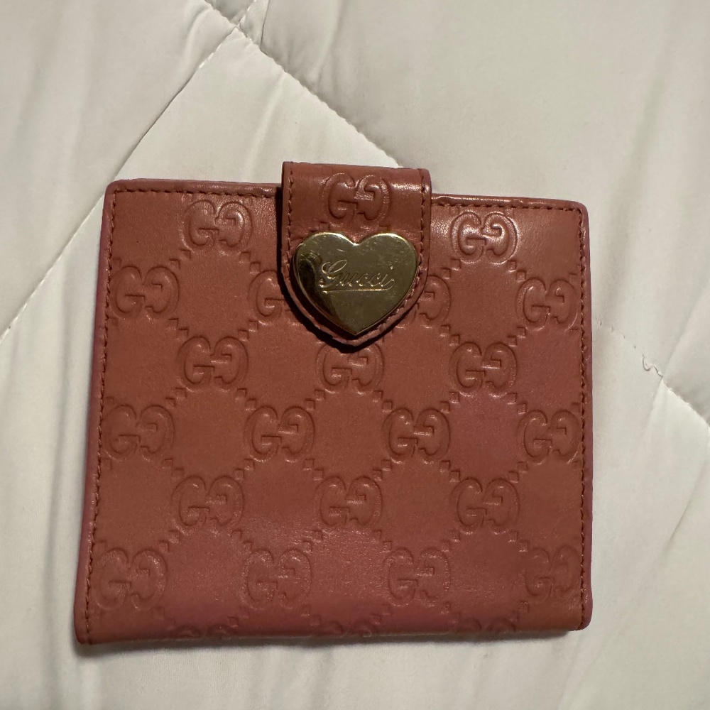 Gucci pink wallet